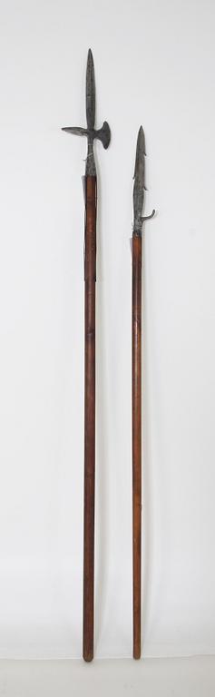 HILLEBARDER, 2 st, efter äldre förlaga.