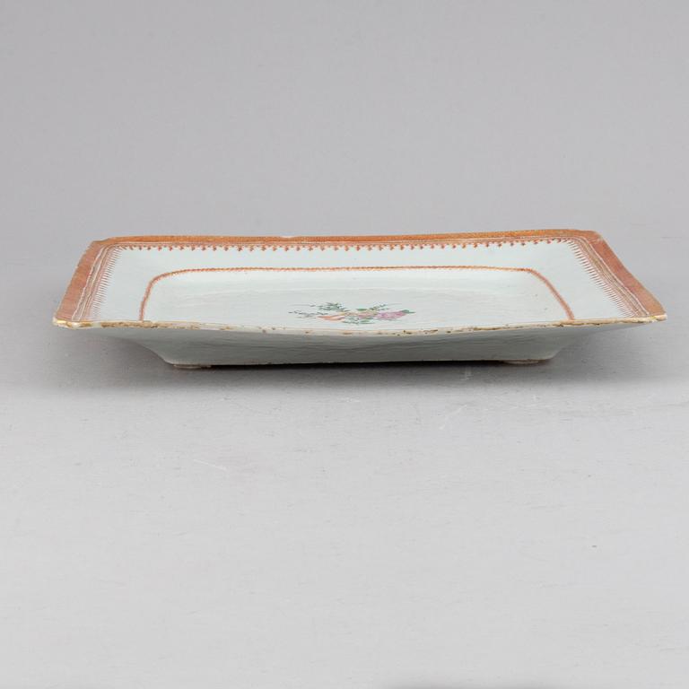 A famile rose export porcelain squared serving dish, Qing dynasty, Qianlong (1736-95).