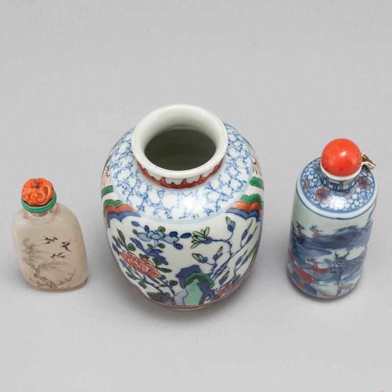 A Chinese wucai vase and two snuff bottles, 20th century.