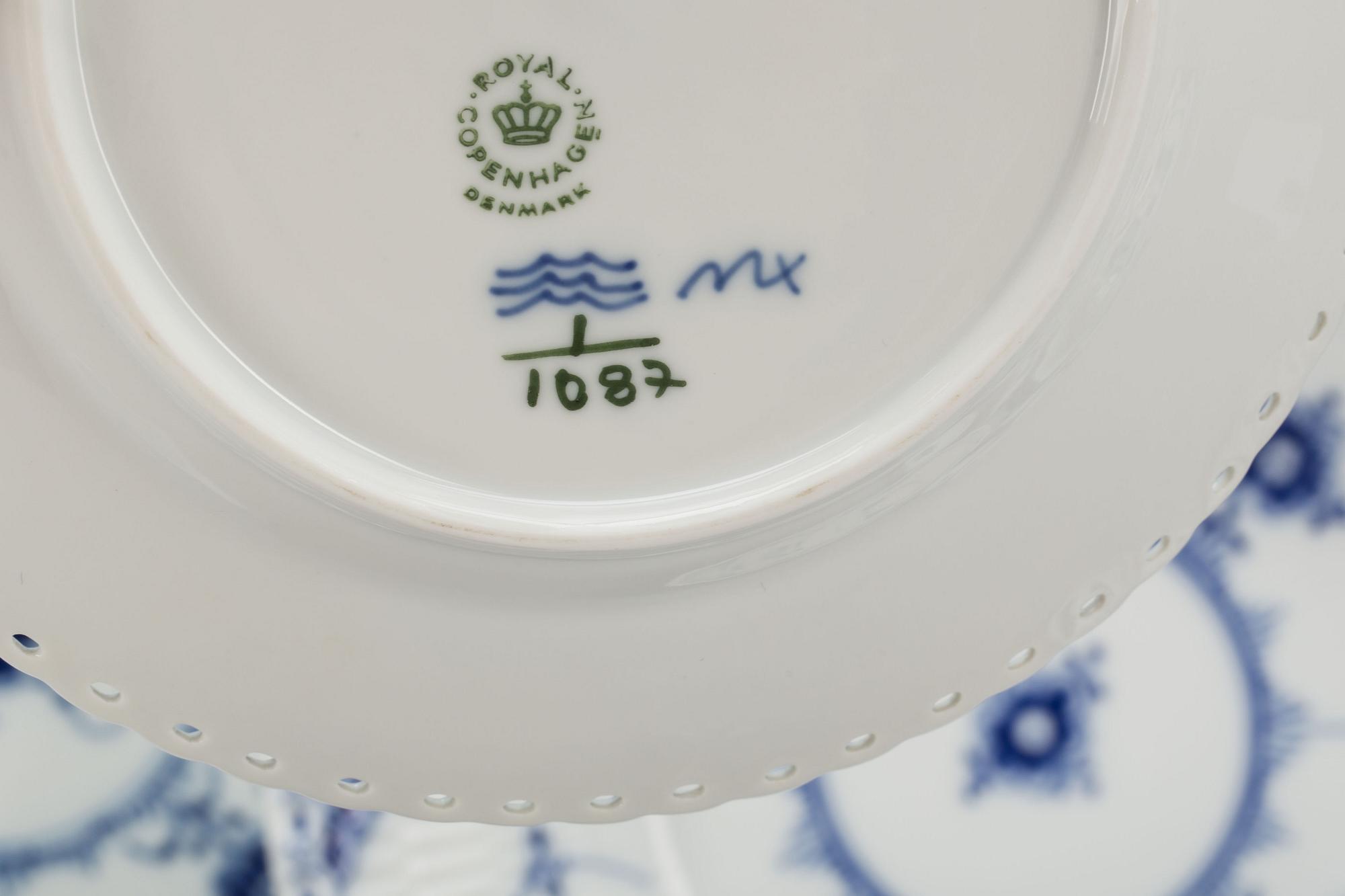 SERVISDELAR, 52 delar, porslin, "Musselmalet" Royal Copenhagen, 1900-talets mitt/andra hälft.