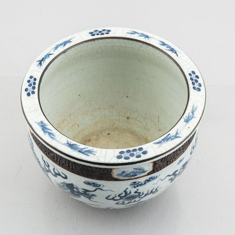 A porcelain pot/fish basin, China, Qing dynasty, late 19th century.