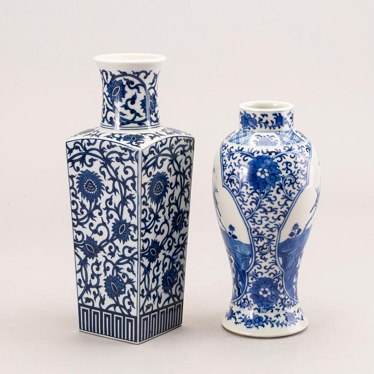 A set of two Chinese 19th/20th century porcelain vases.