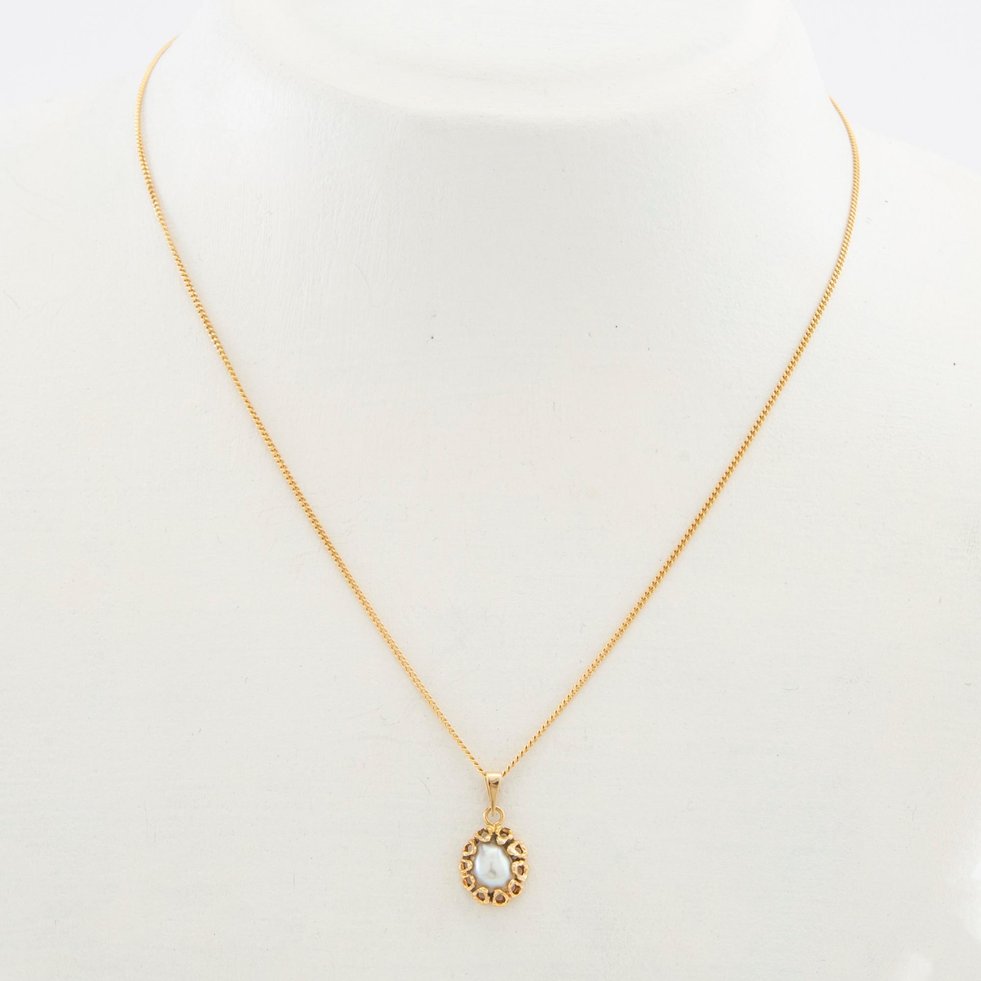 Necklace 18K gold with a cultured pearl.