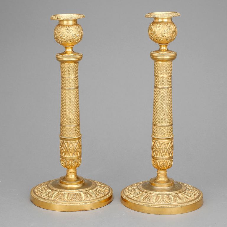 LJUSSTAKAR, ett par, empire, förgylld brons, 1800-talets första hälft.