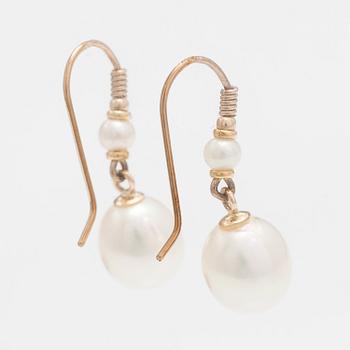 A pair of 8-9K gold earrings with cultured pearls.