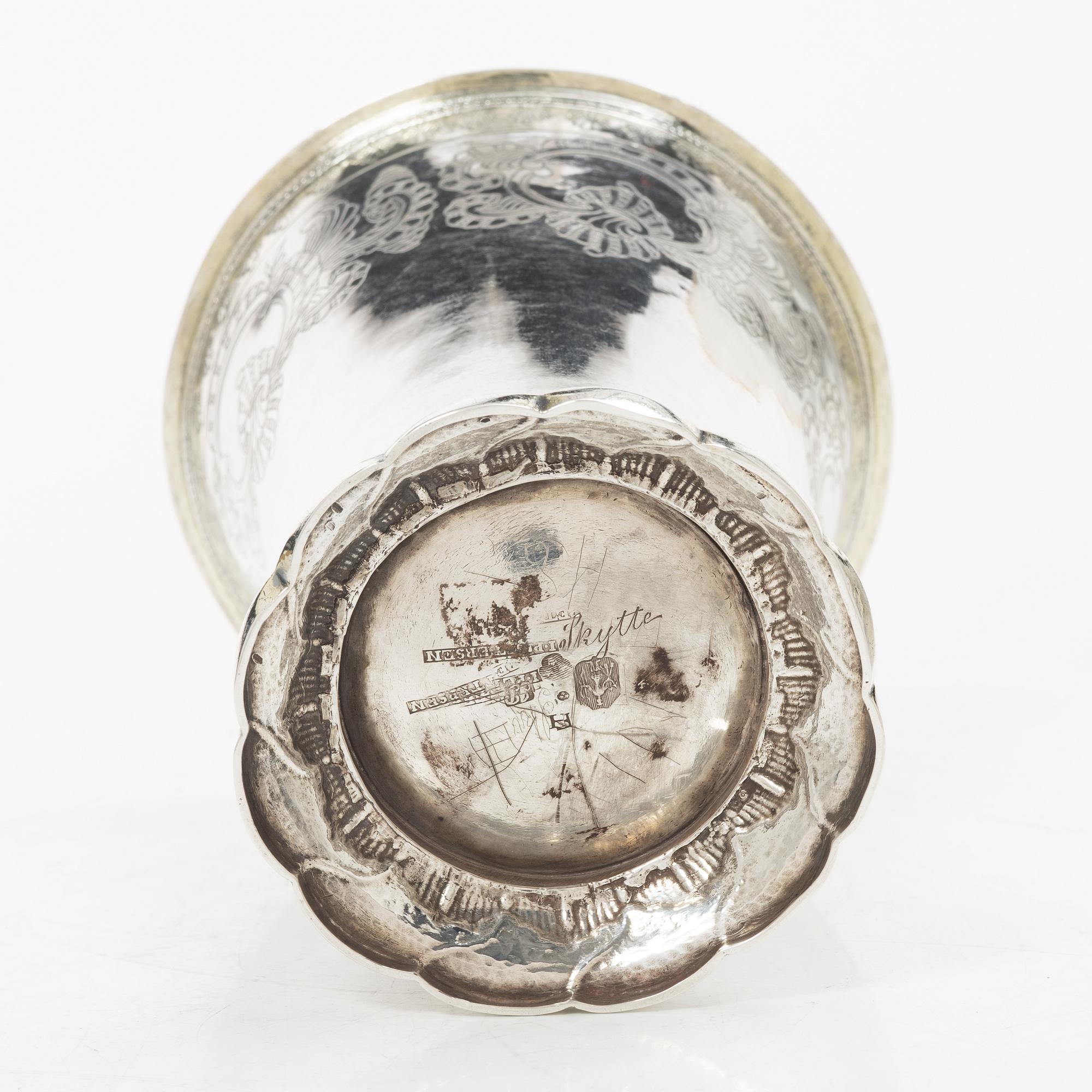 Johan Pettersen, bägare, delvis förgyllt silver, Söderhamn 1766. Rokoko.