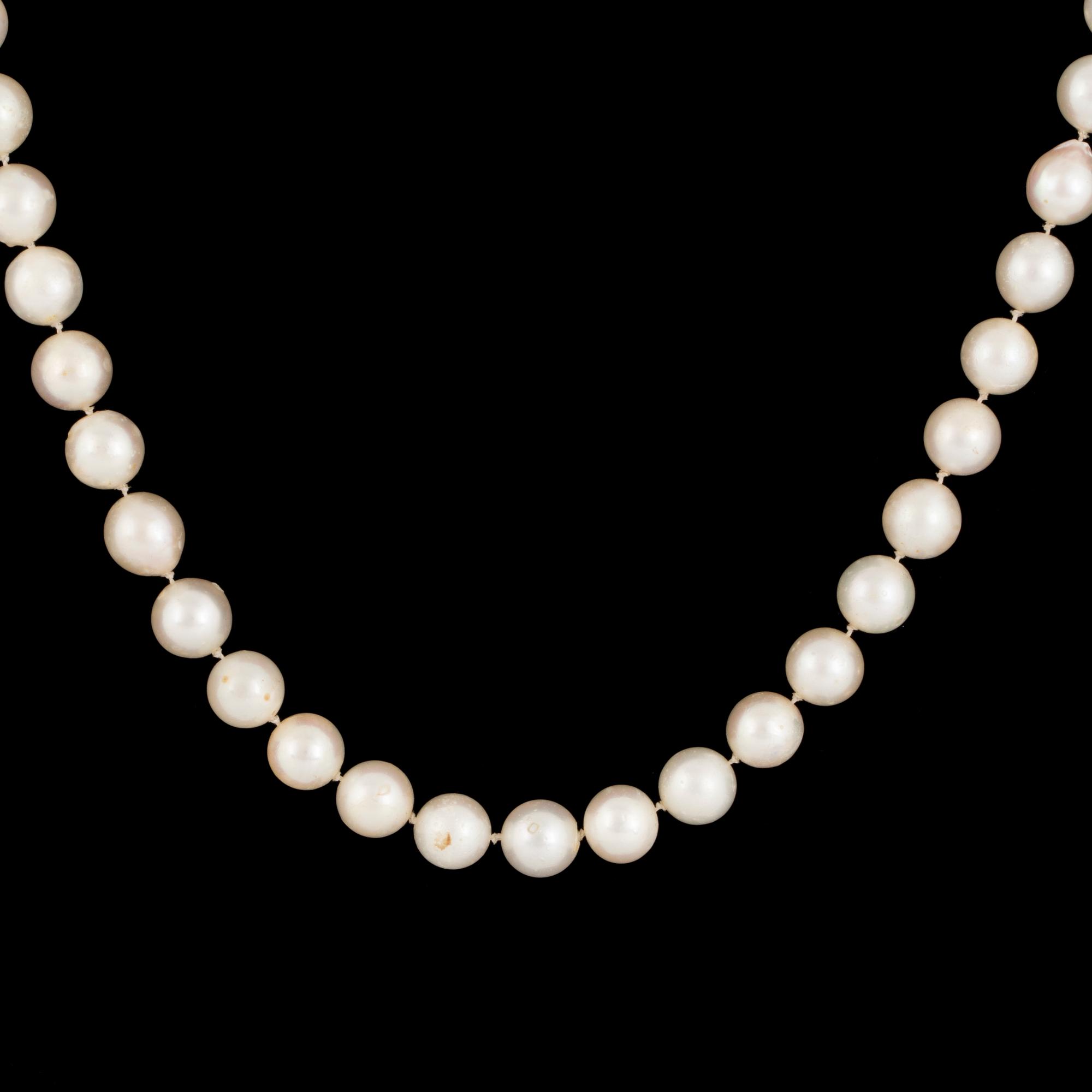 Cultured pearl necklace, clasp 18K white gold.