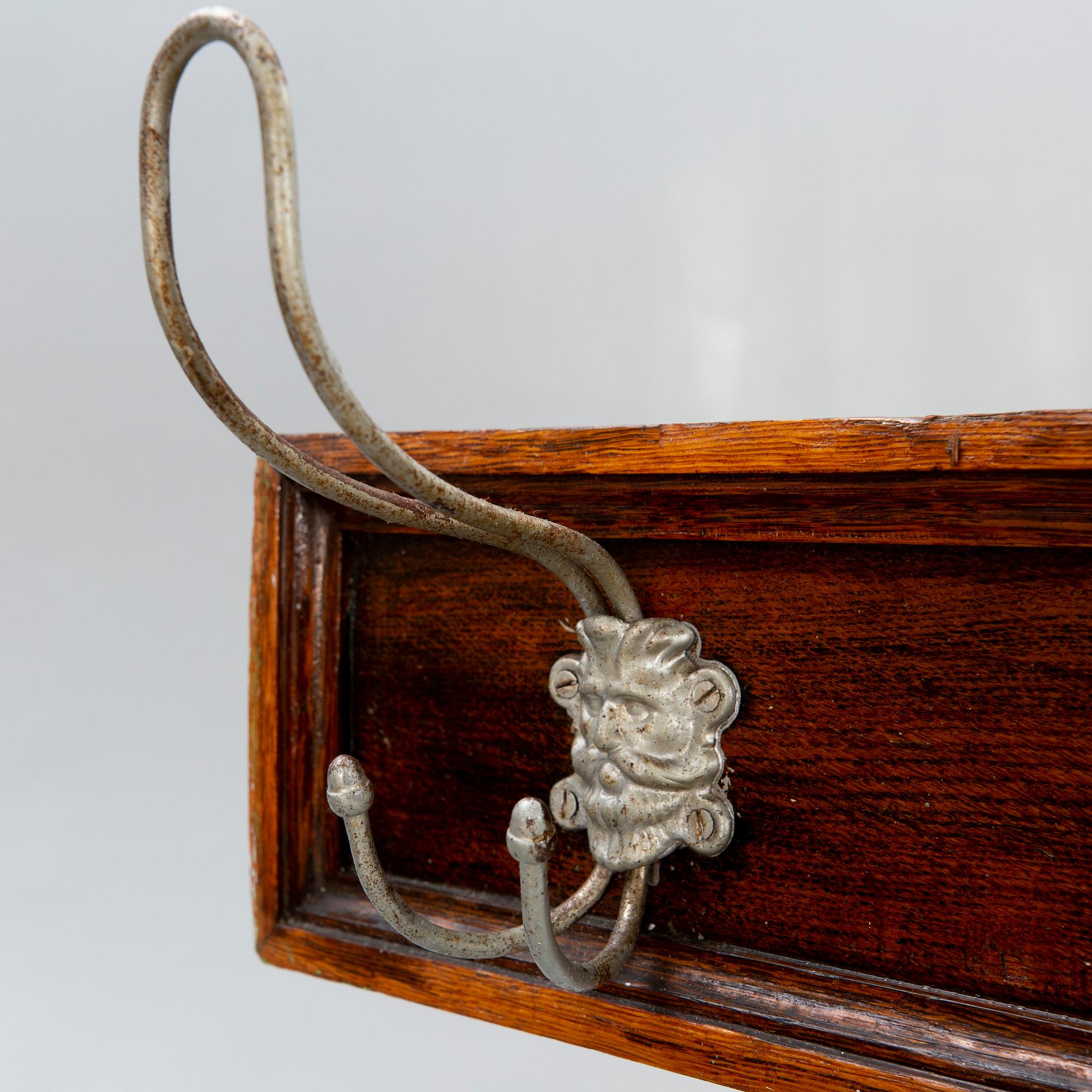 Hängare med krokar, 1900-talets början.