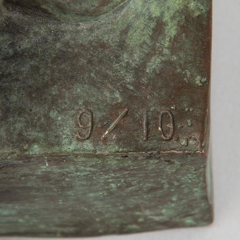 Tuntematon kuvanveistäjä, 1900-luku, naisfiguuri.