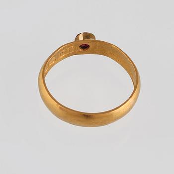 RING, 23K guld med fasettslipad  syntetisk rubin, JPH, Varberg, 1973. Vikt 2,8 gram.