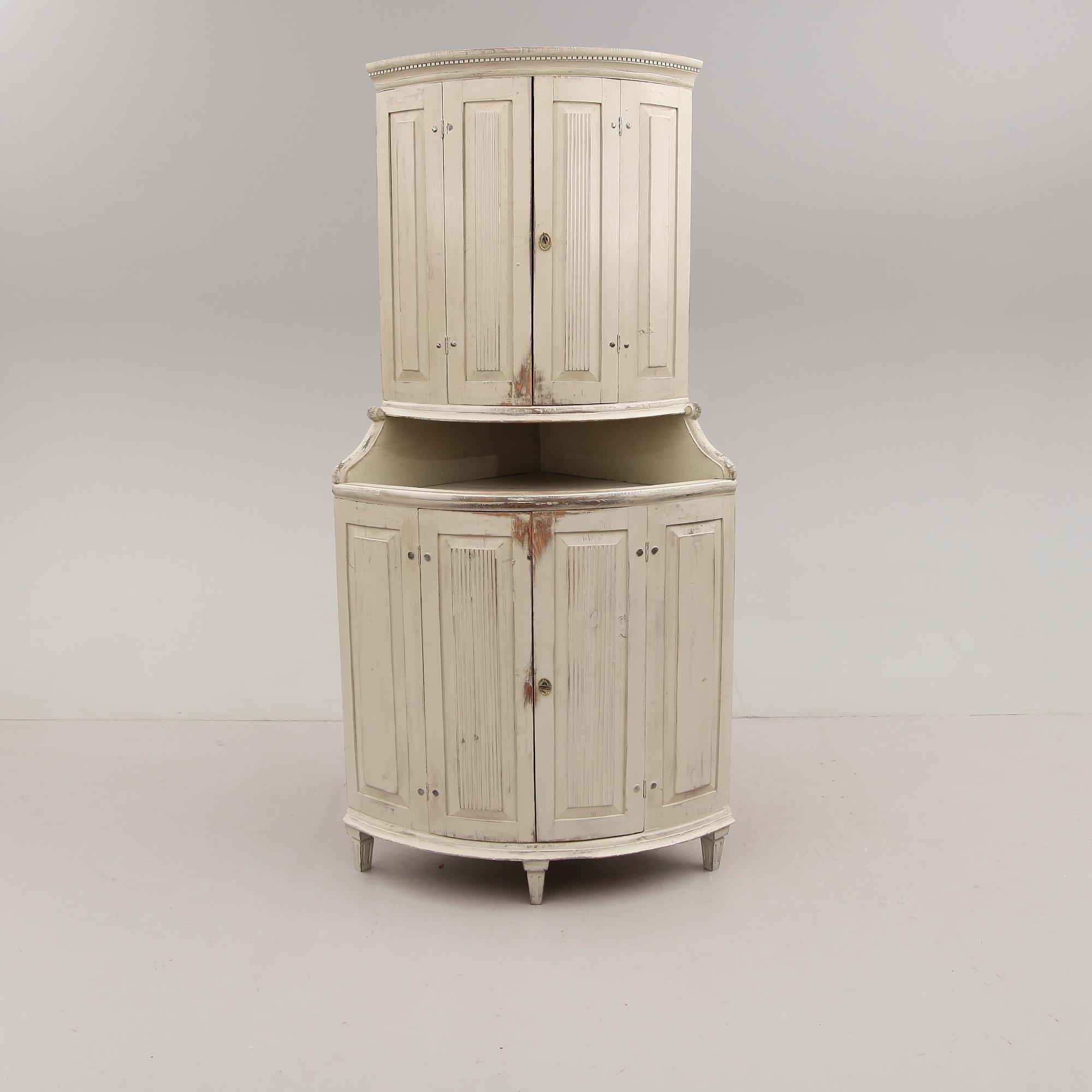 HÖRNSKÅP, 1800-talets mitt.