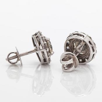 A Pair of 14K whitegold earrings with brilliant-cut diamonds totalling approx 4.34 ct.