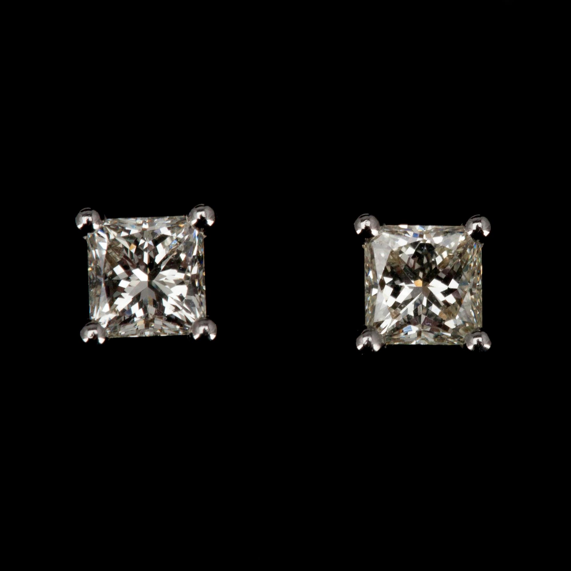 ÖRHÄNGEN, vitguld 18K, princess slipade diamanter, tot. 0,56 ct. Intyg 203.