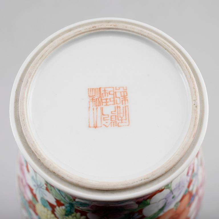 VAS, porslin, Kina, sent 1900-tal/2000-tal.