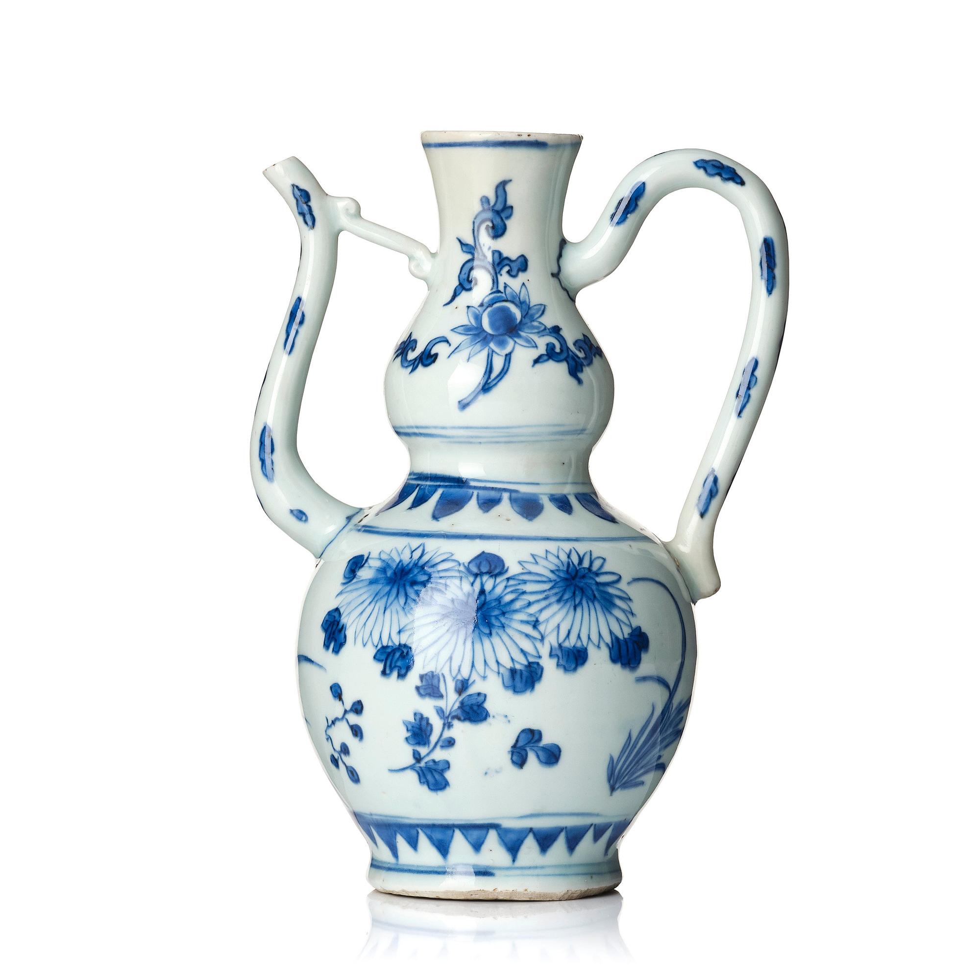 A blue and white ewer, Ming dynasty, 17th century.