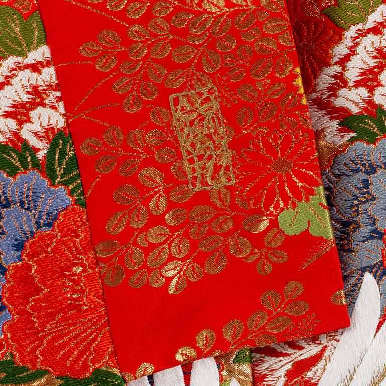 A Japanese silk kimono, 20th Century.