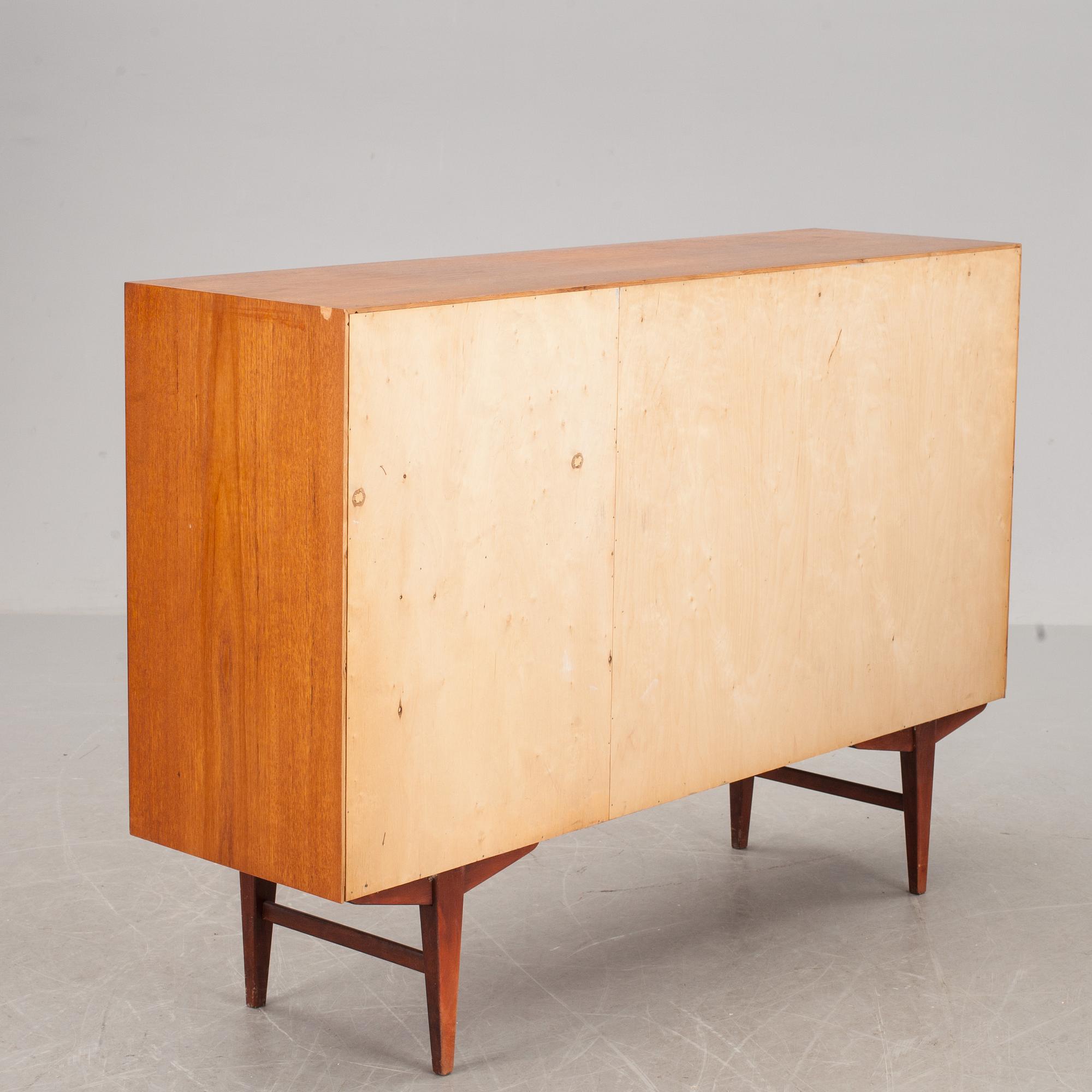 SIDEBOARD.  1900-talets andra hälft.