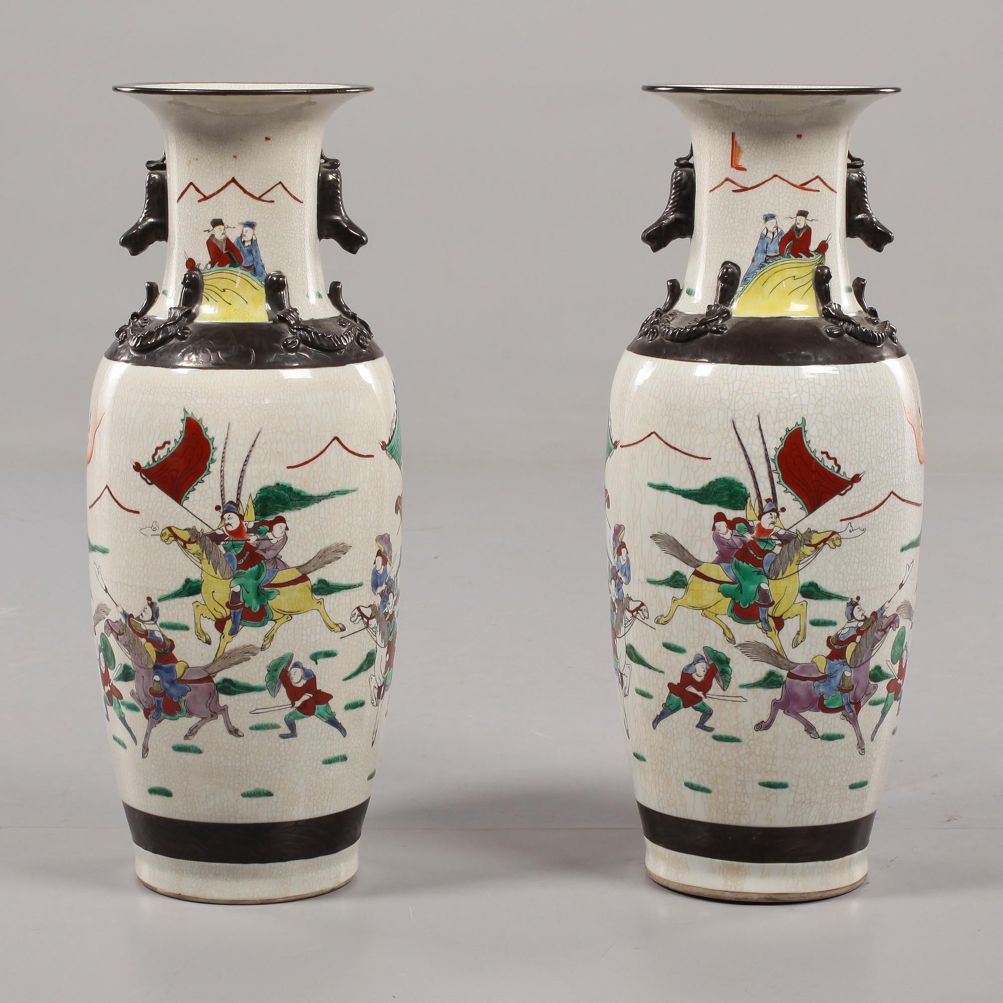 GOLVURNOR, ett par, porslin, Kina, 1900-talets första del.