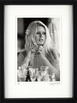 TERRY O'NEILL, gelatinsilverfotografi signerad och numrerad 24/50.