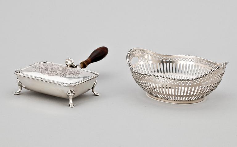 KORG, silver samt KAROTT, pläter, bl a England, 1900-talets mitt. Vikt korg ca 75 gr.