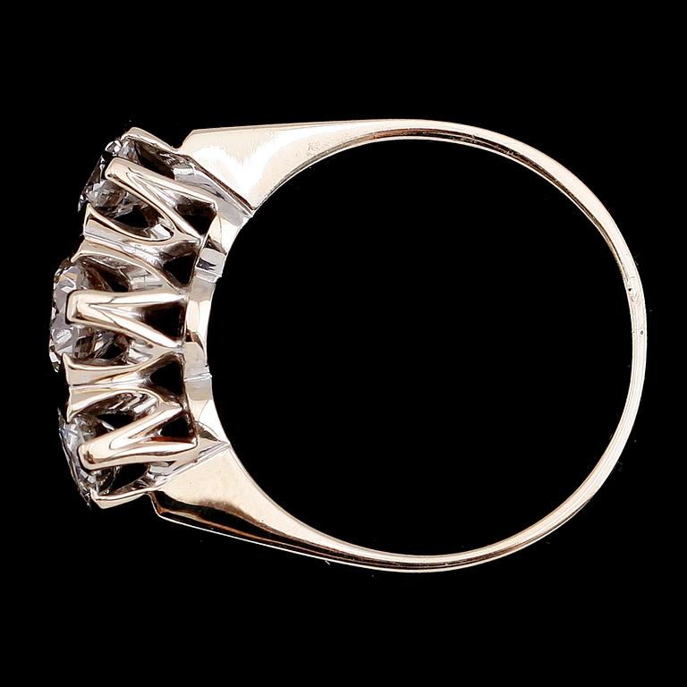 RING, 18 k vitguld, 3 briljantslipade diamanter tot 1.39 ct.