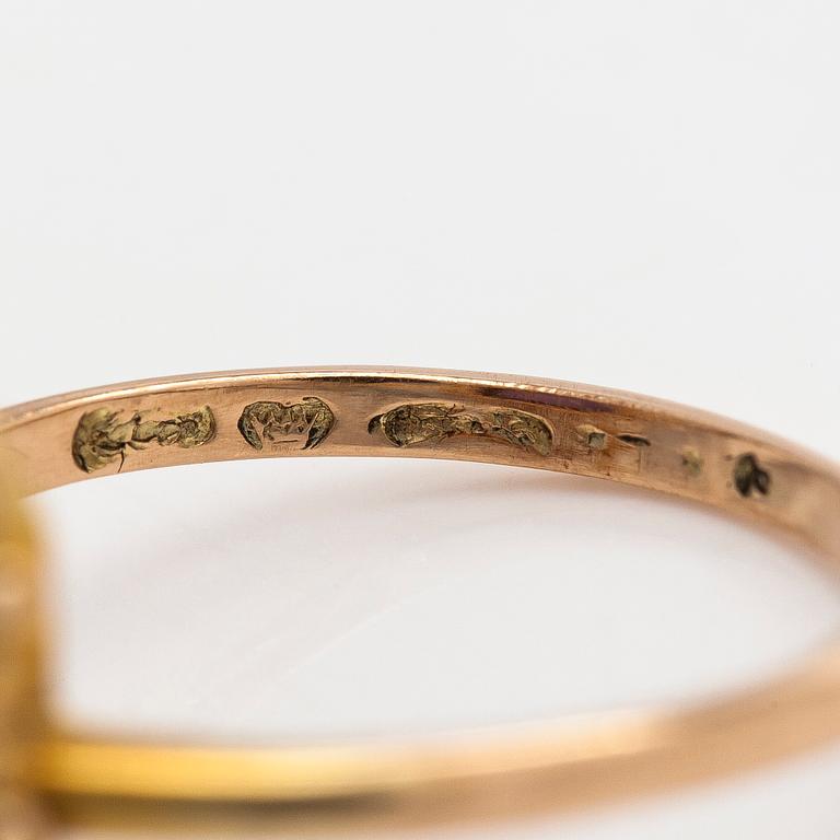 Ring, fasettslipad syntetisk safir, 14K guld.