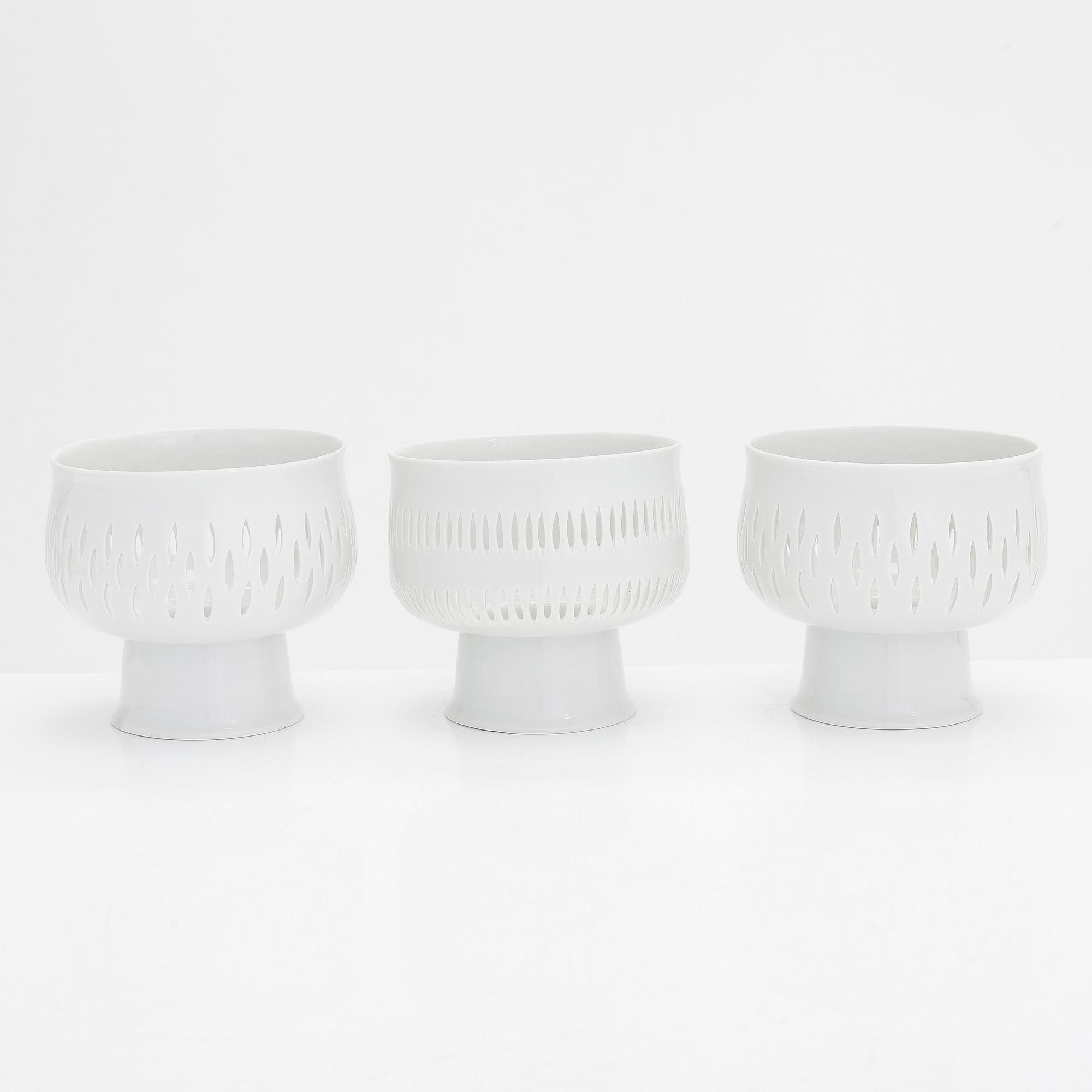 Friedl Holzer-Kjellberg, three porcelain candle holders and a "Helmi" plate, Arabia, 1970s.