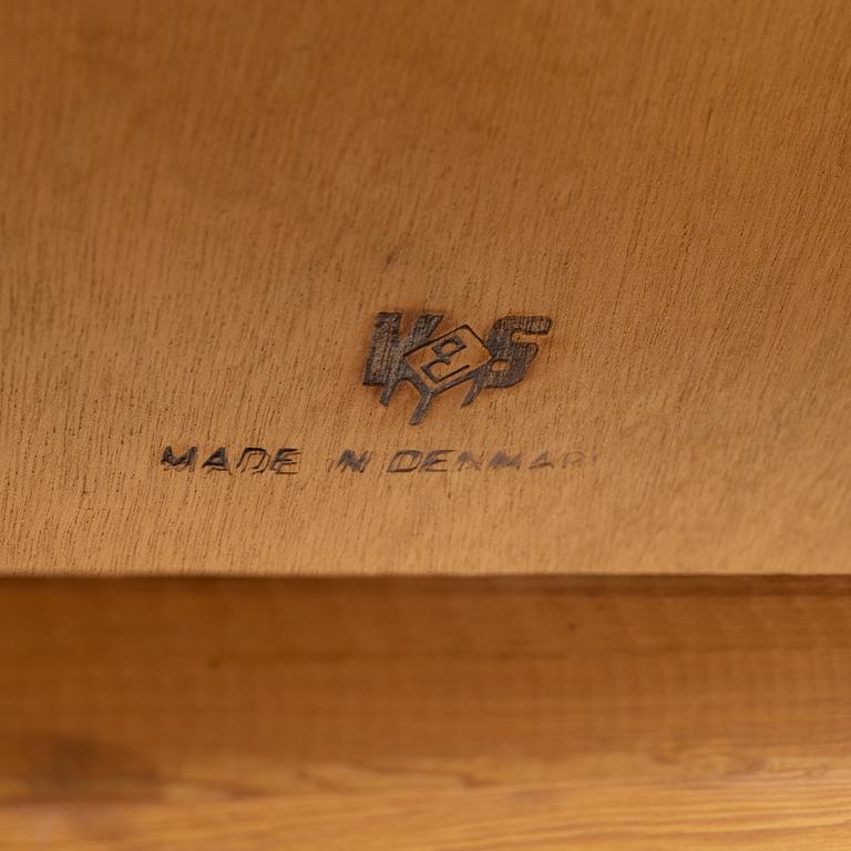 Henning Kjaernulf, a rosewood-veneered dining table from Vejle stole- og Mobelfabrik, Denmark, 1960's.