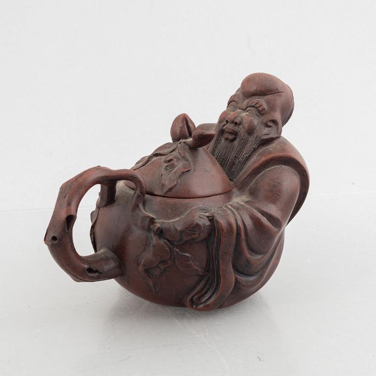 A Chinese yixing teapot, 20th century.