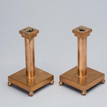 LJUSSTAKAR, ett par, brons, 1900-talets första hälft.