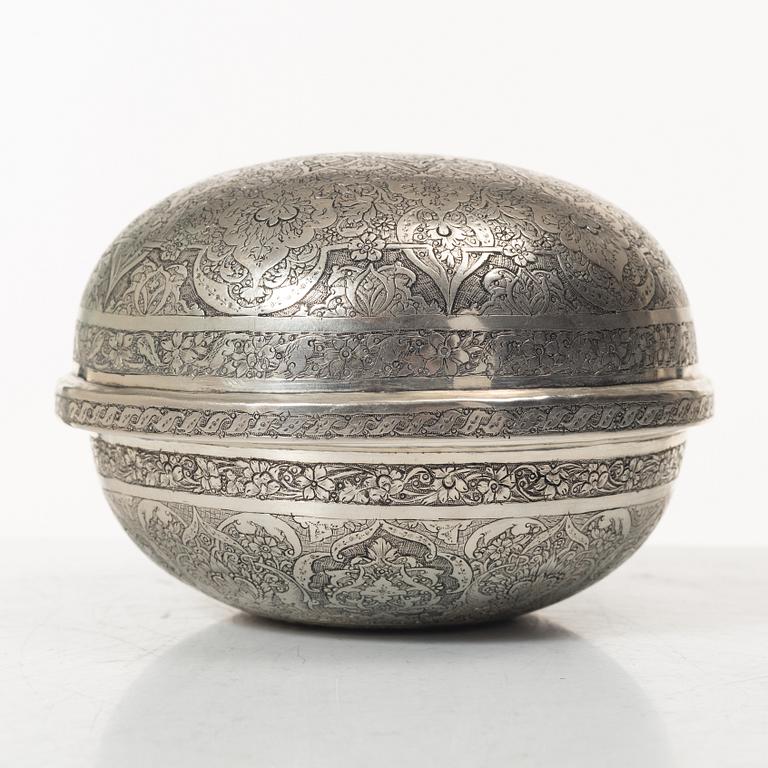A mid 2oth century Persian silver box, mid-20th century. Total weight 189 grams.