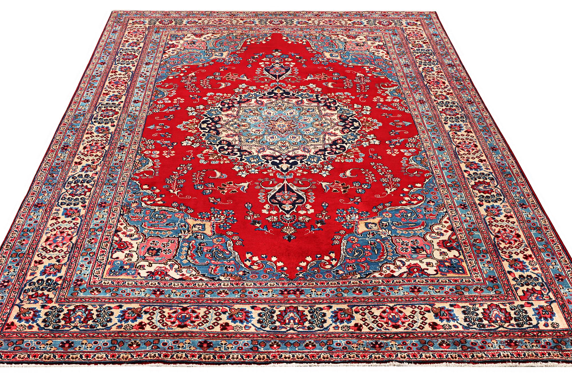 A Kashan carpet, a. 337 x 246 cm.