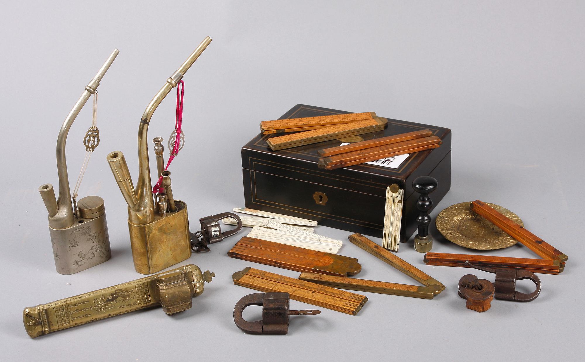 SKRIN MED DIVERSE, ca 15 delar, europa resp orienten, 1800-1900-tal.