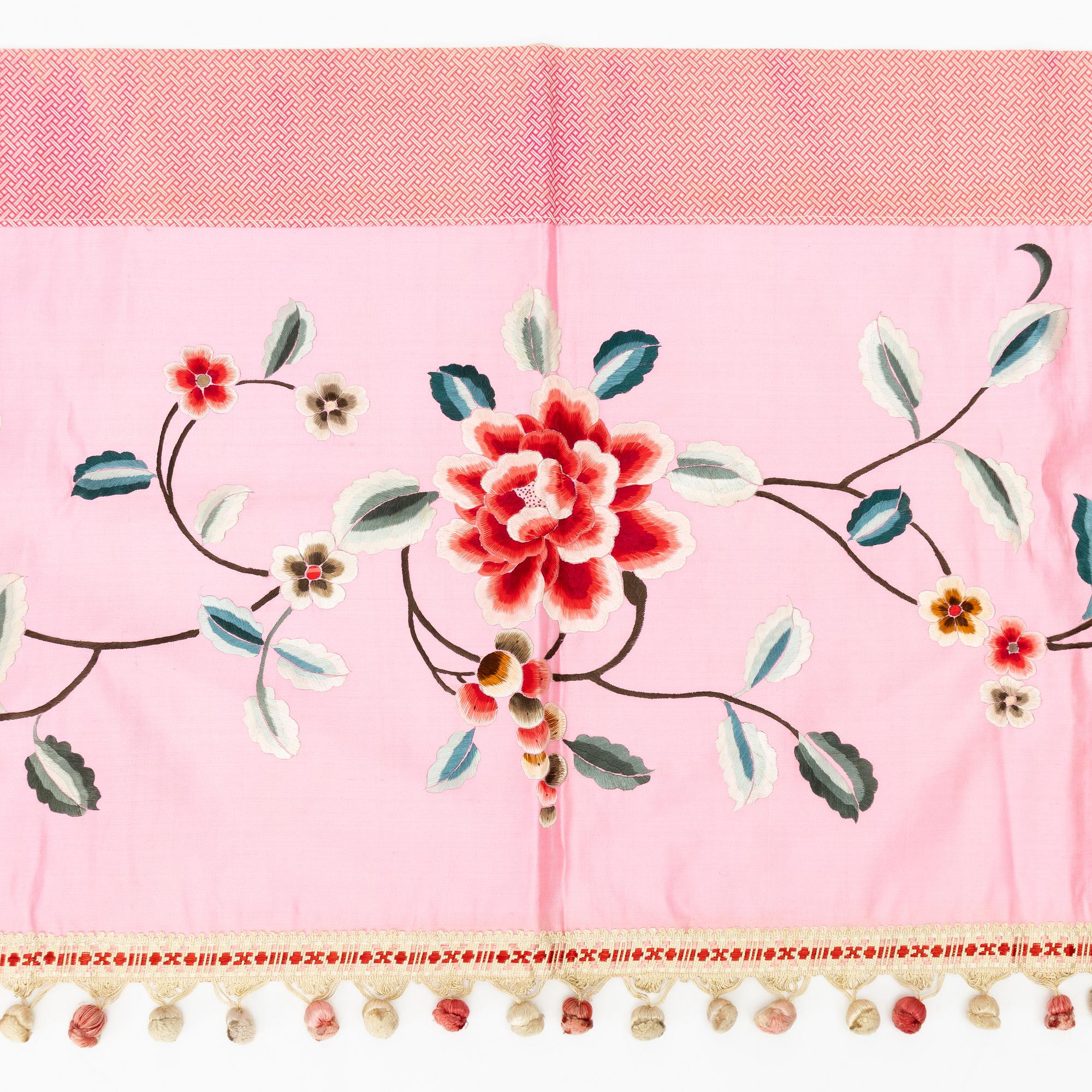 Sidenbroderier, fyra stycken, Kina, 1900-tal.