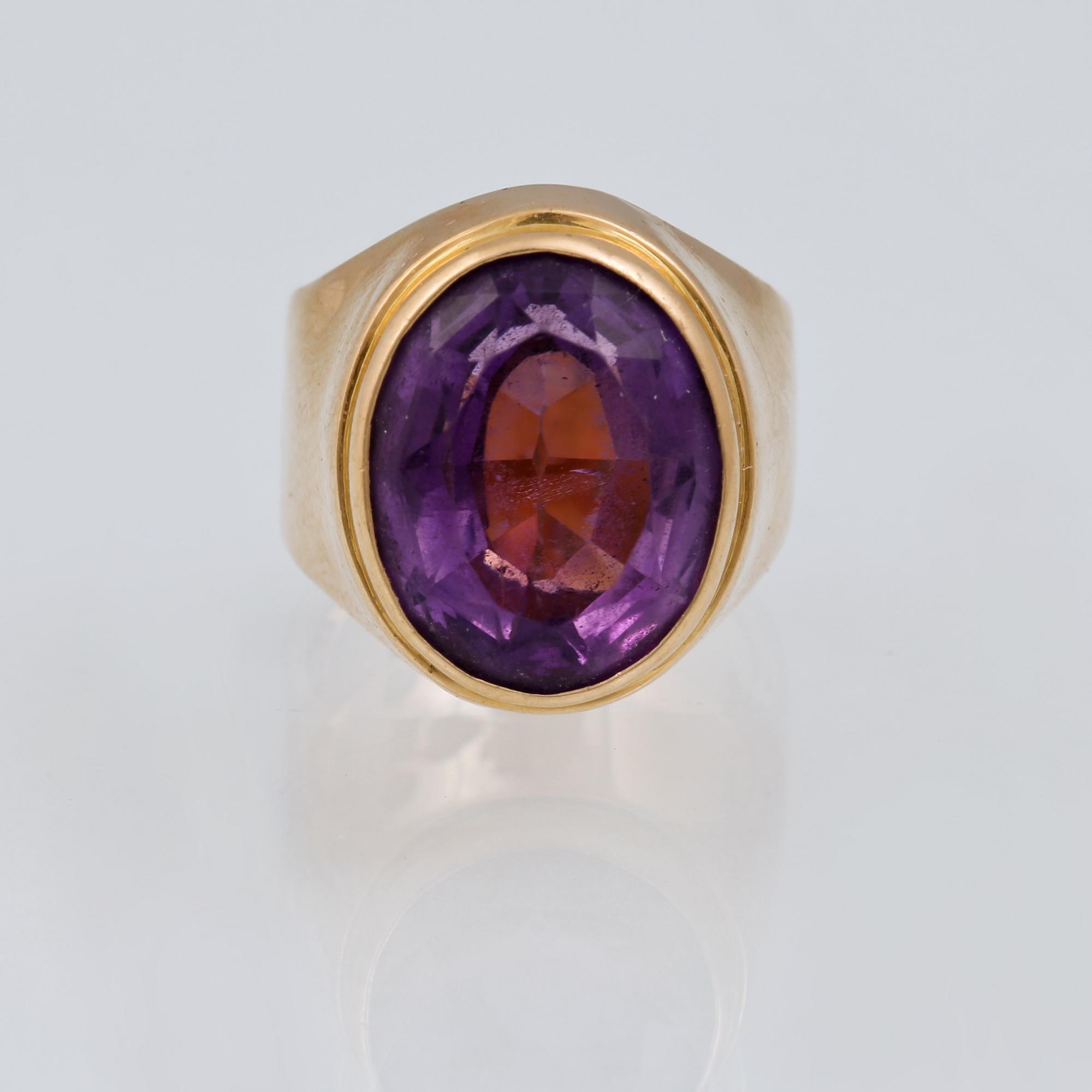 RING, 18K guld samt ovalslipad ametist. Henry Monsen, Linköping, 1973. Vikt 11,8 gram.