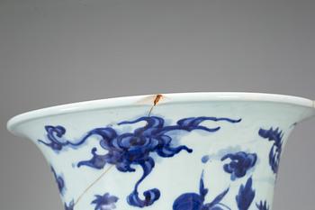 VAS, porslin. Japan, Genroku, omkring 1700.