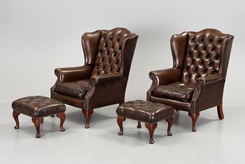 FÅTÖLJER med FOTPALLAR, ett par, Chesterfield-typ, 1900-talets fjärde kvartal.