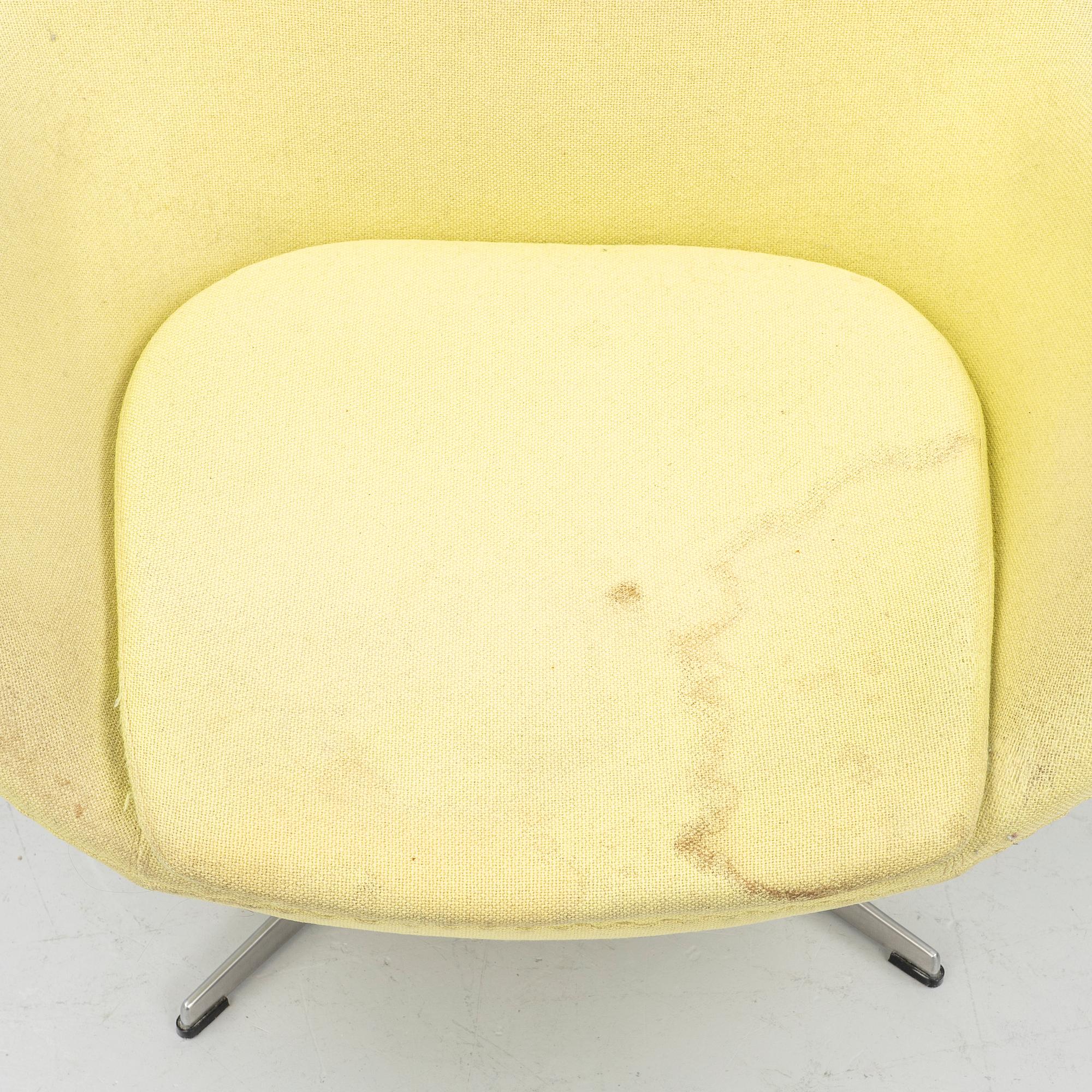 Arne Jacobsen, a swivel easy chair, 'The Egg', Fritz Hansen 1992.