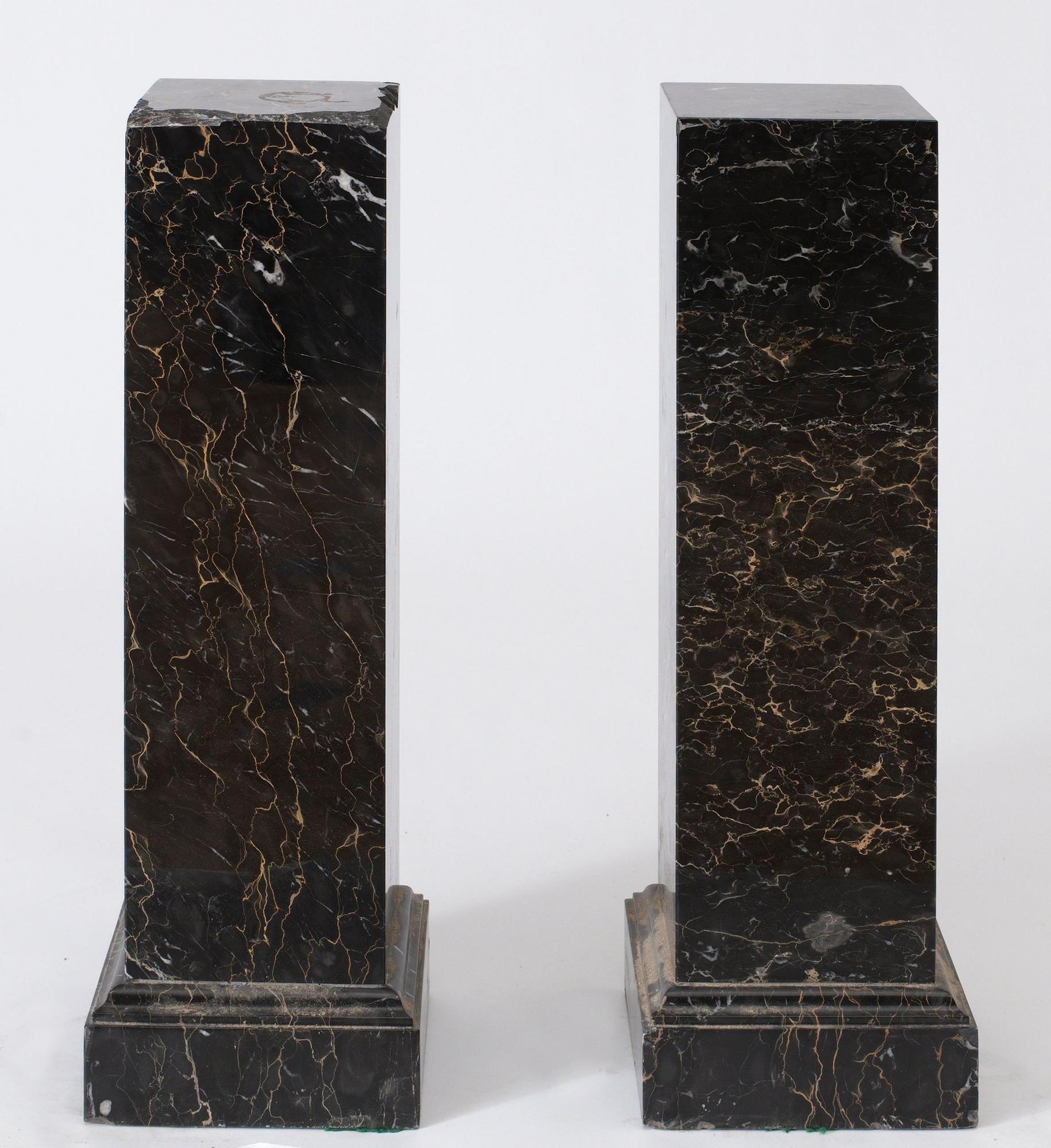 PIEDESTALER, ett par.