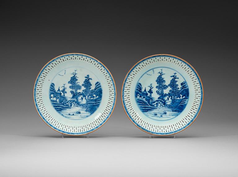 SKÅLFAT, ett par, porslin. Qingdynastin, Qianlong (1736-95).