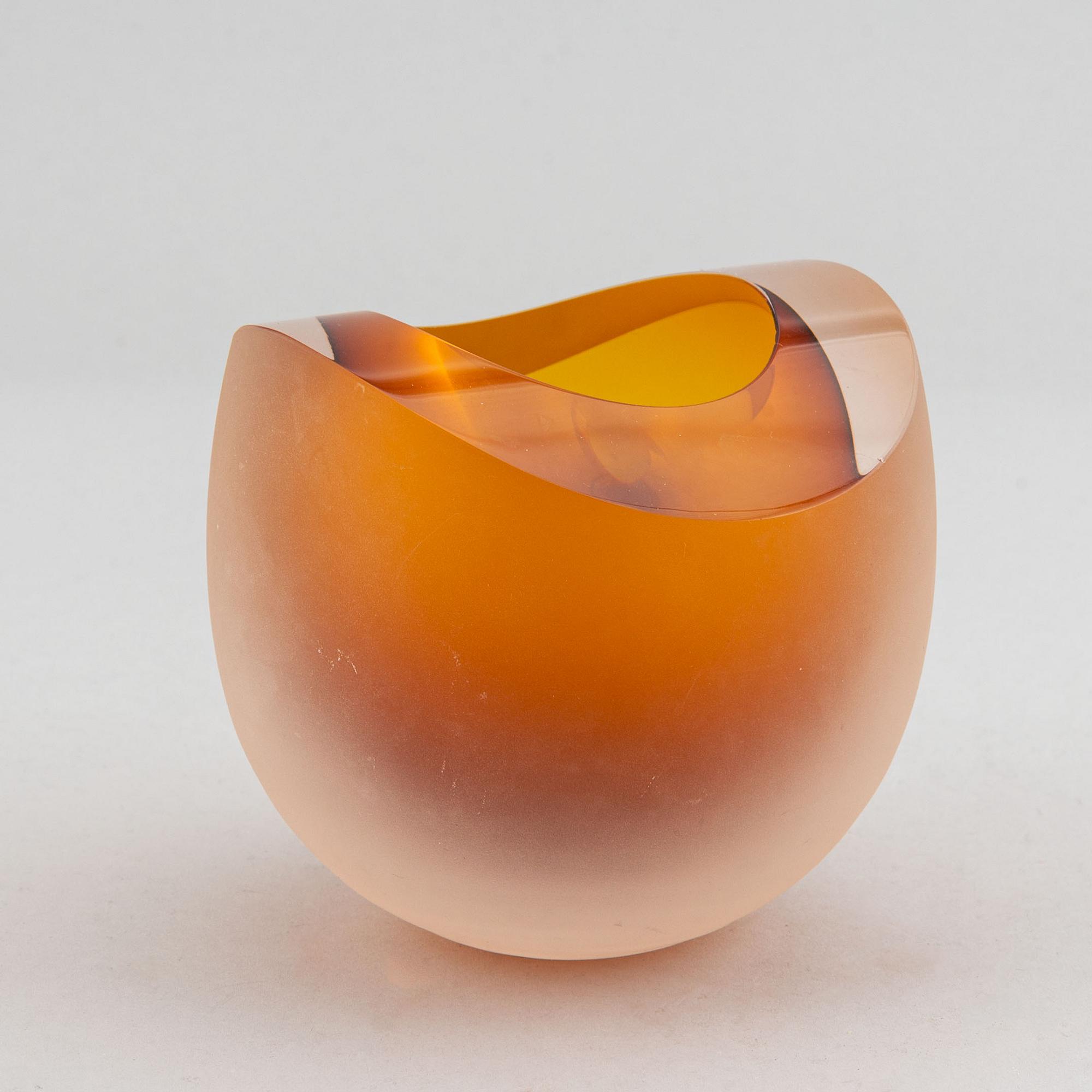 Hanne Dreutler & Arthur Zirnsack, a glass vase from Studio Åhus.