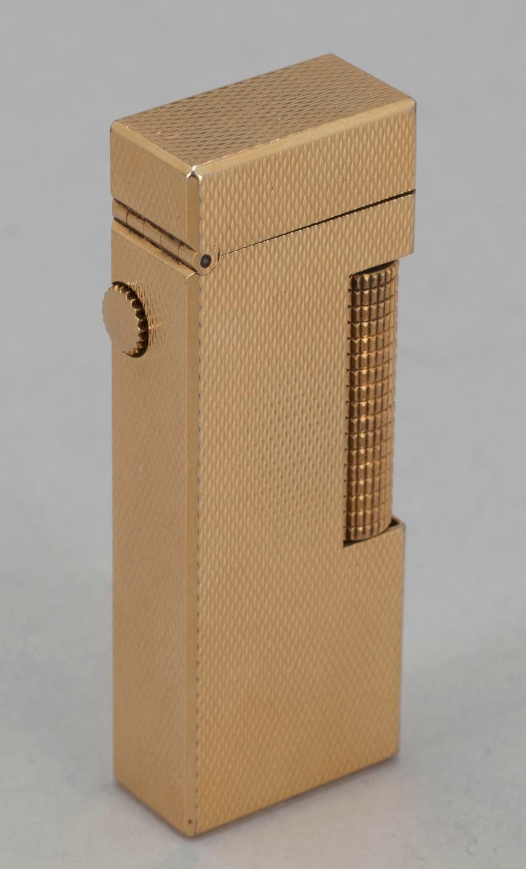 SYTYTIN, Dunhill "Rollagas", keltaista metallia, alkuperäisrasiassa, Made in Switzerland, 1970-luku.