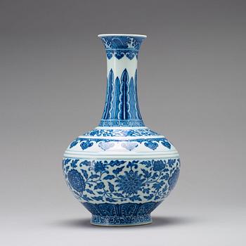 A blue and white vase, Qing dynasty, with Qianlong seal mark.