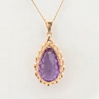 Necklace gold with a faceted synthetic purple sapphire.