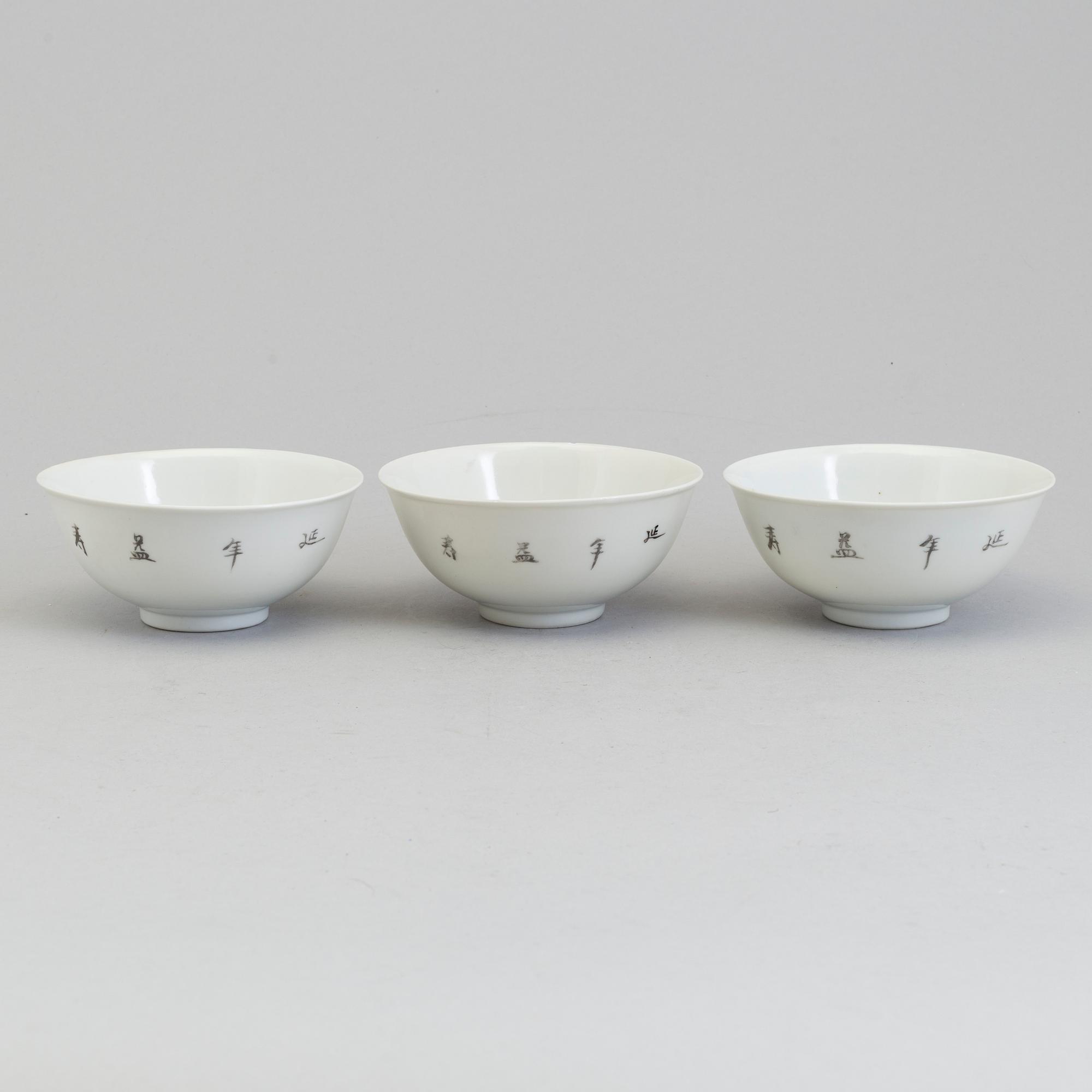 Three Chinese famille rose porcelain bowls, early 20th century.
