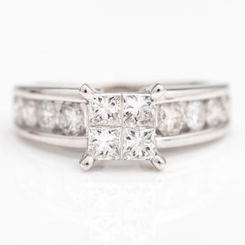 A 14K white gold ring with brilliant nad princess cut diamonds ca. 1.37 ct in total.