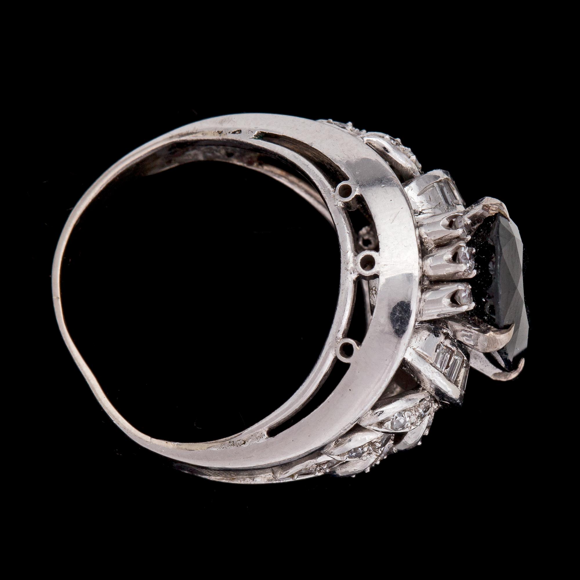 RING, oval cut blue sapphire and baguette and brilliant cut diamonds, tot. app. 0.38 cts.