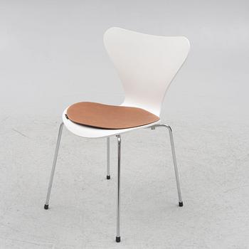 Arne Jacobsen, six chairs, "The Seven", Fritz Hansen, 2018.