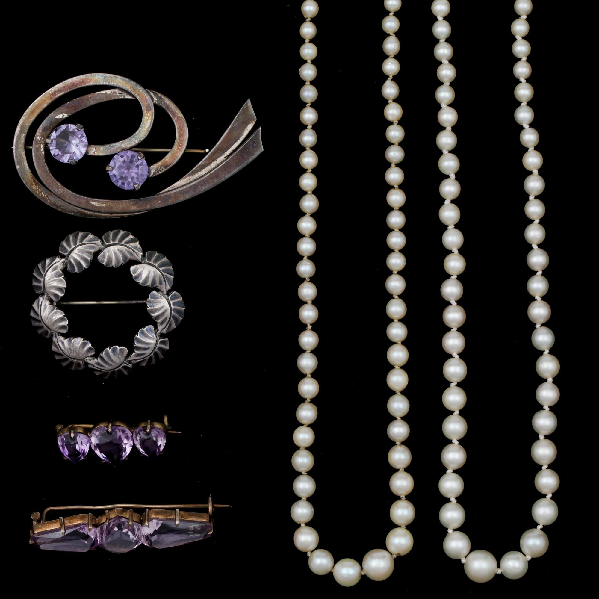 COLLIER OCH BROSCHER, 2+4st, odlade saltvattenspärlor, silver, ametister.