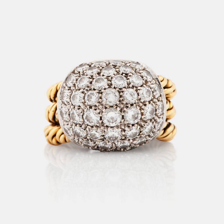 A brilliant cut diamond ring by Pomellato. Total carat weight of diamonds circa 3.00 cts. Moveable rings.